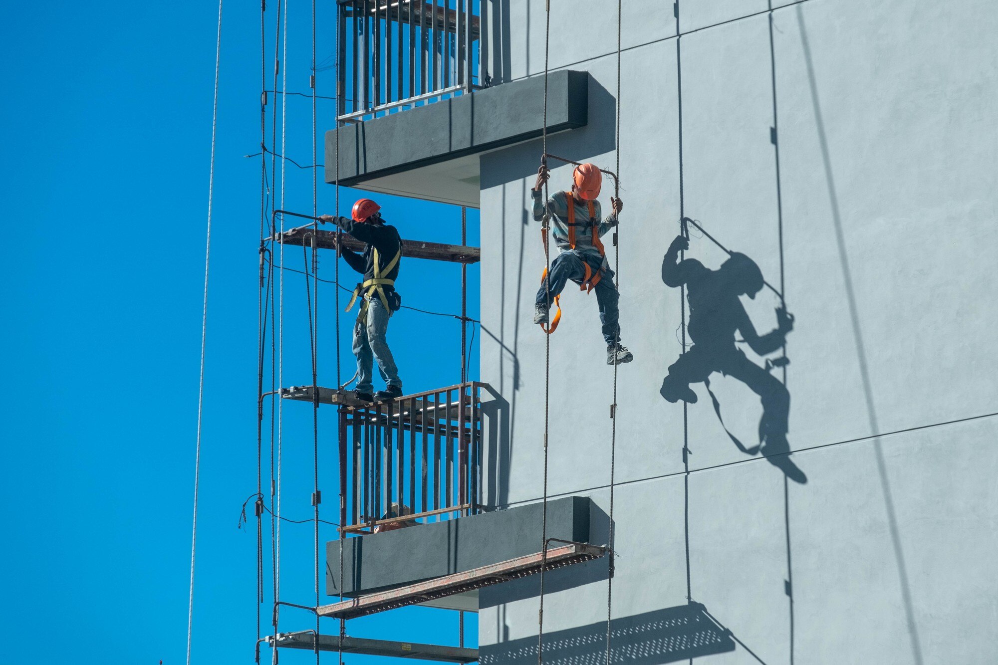 pareja trabajadores arreglando trepando andamio siguiendo todas medidas seguridad 181624 46565