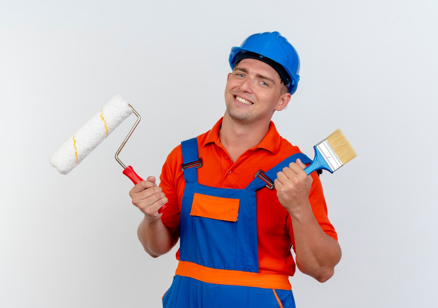 sonriente joven constructor uniforme casco seguridad rodillo pintura pincel blanco 141793 74724