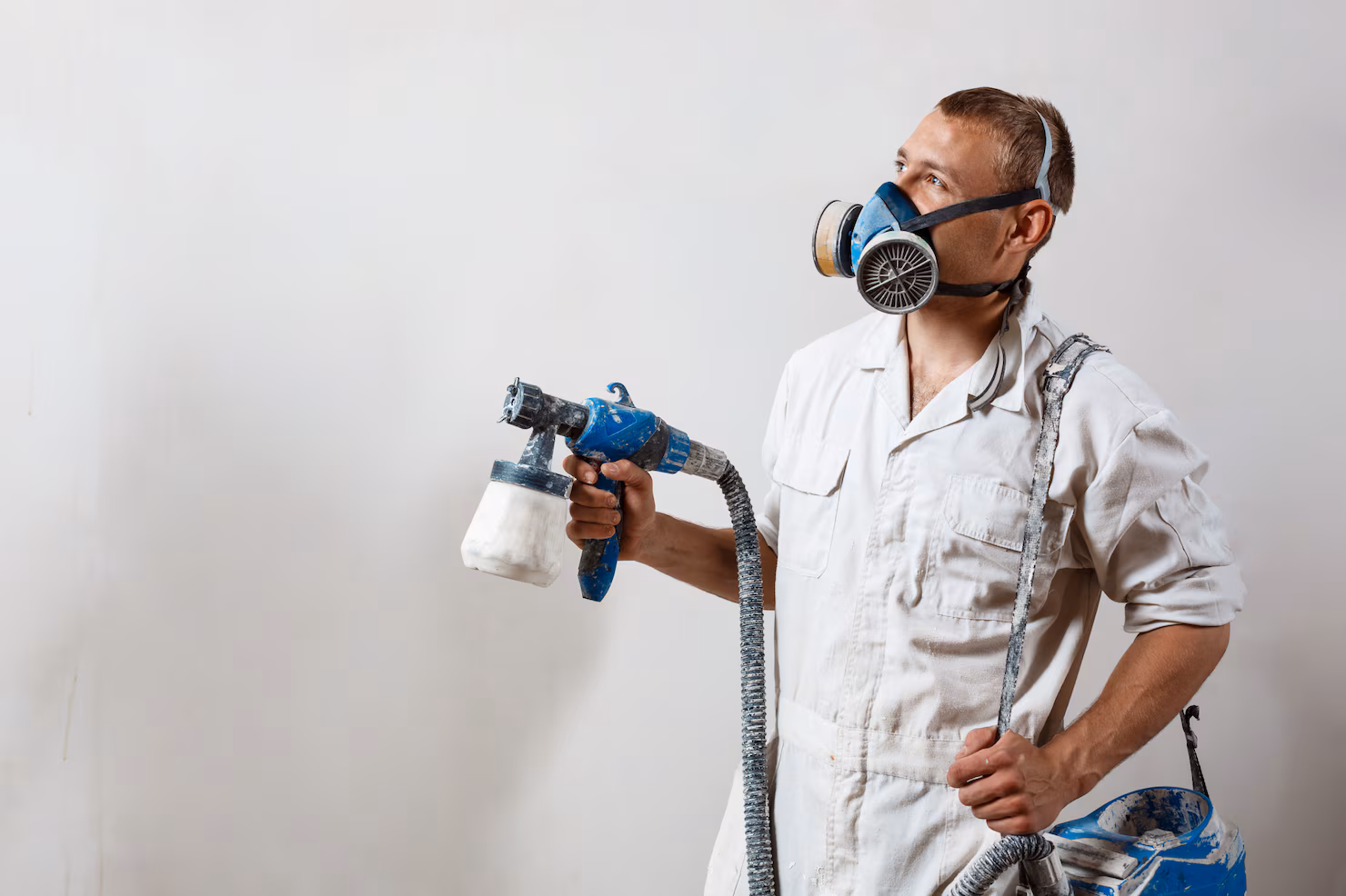 trabajador pintando pared pistola color blanco 176420 4733